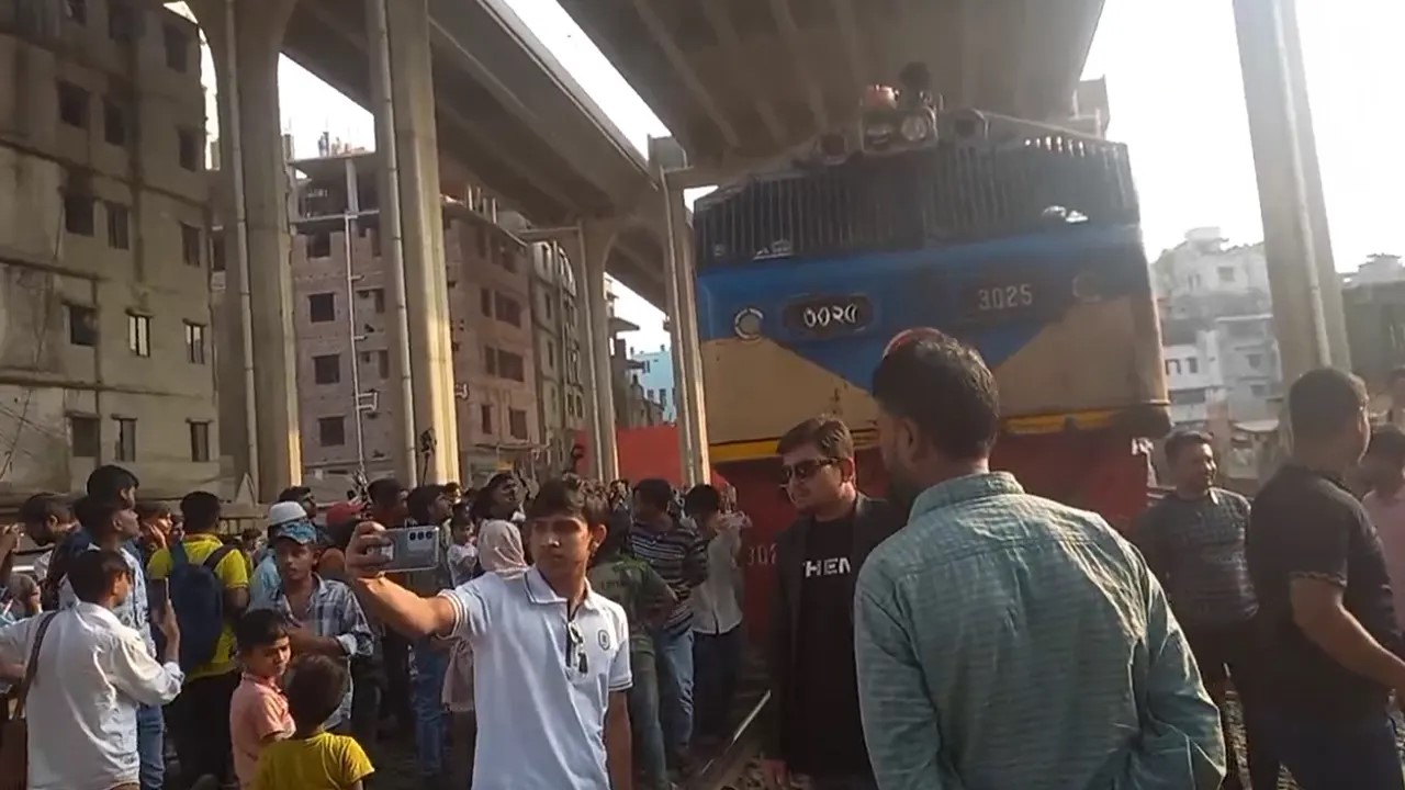 মহাখালীতে ট্রেন আটকে দিলেন তিতুমীরের শিক্ষার্থীরা